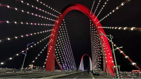 美化城市景觀：抱箍燈晝夜照明，使橋梁在夜間更具魅力。